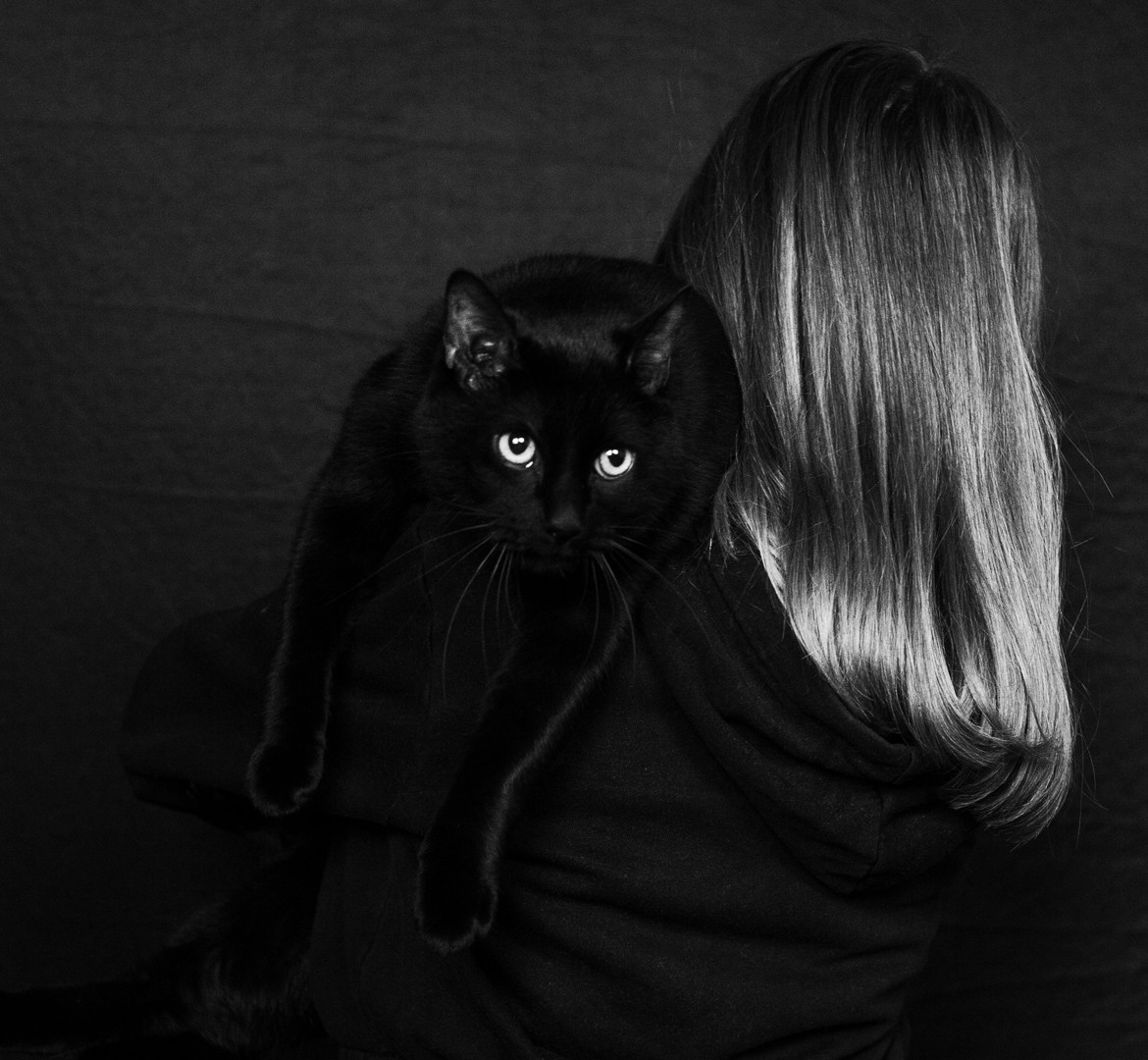 portrait noir et blanc de Romeo, un chat noir avec sa maîtresse
